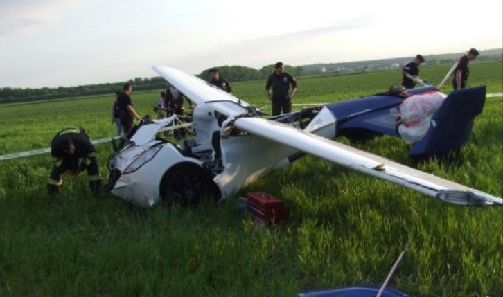 slovakian-flying-car-crashes-during-test-flight-the-pilot-lefts-uninjured-95344-7