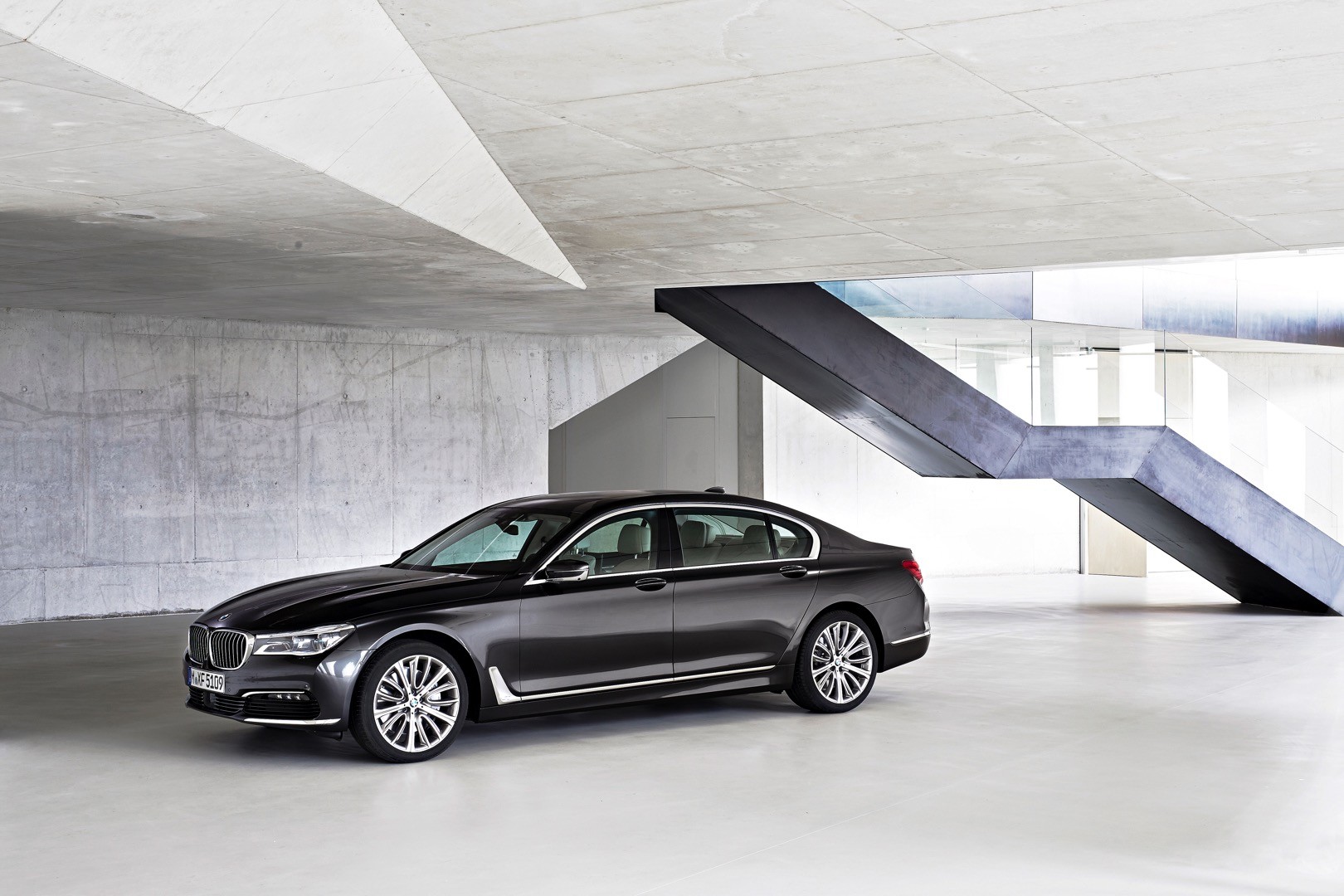 2016-bmw-7-series-finally-officially-unveiled-the-good-stuffs-inside-photo-gallery_21