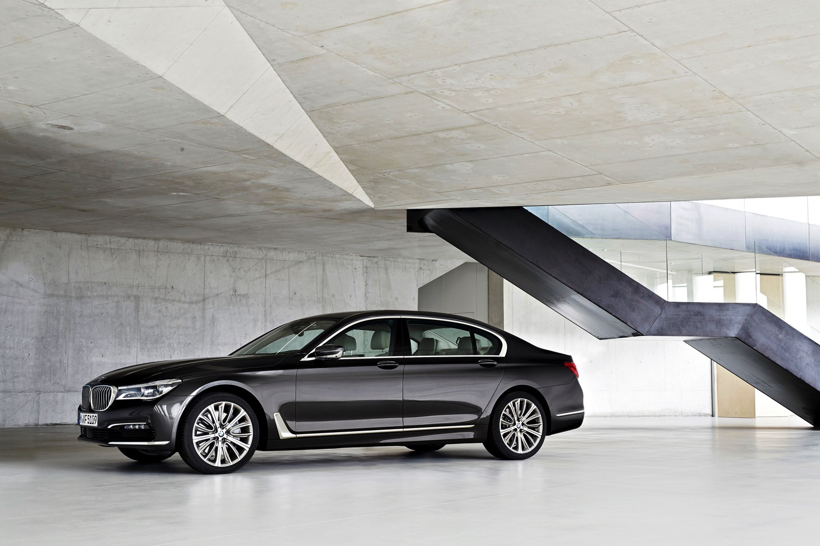 2016-bmw-7-series-finally-officially-unveiled-the-good-stuffs-inside-photo-gallery_22