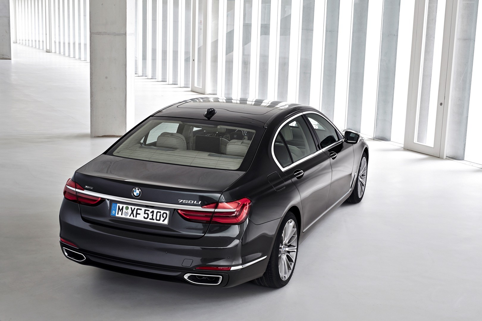 2016-bmw-7-series-finally-officially-unveiled-the-good-stuffs-inside-photo-gallery_23