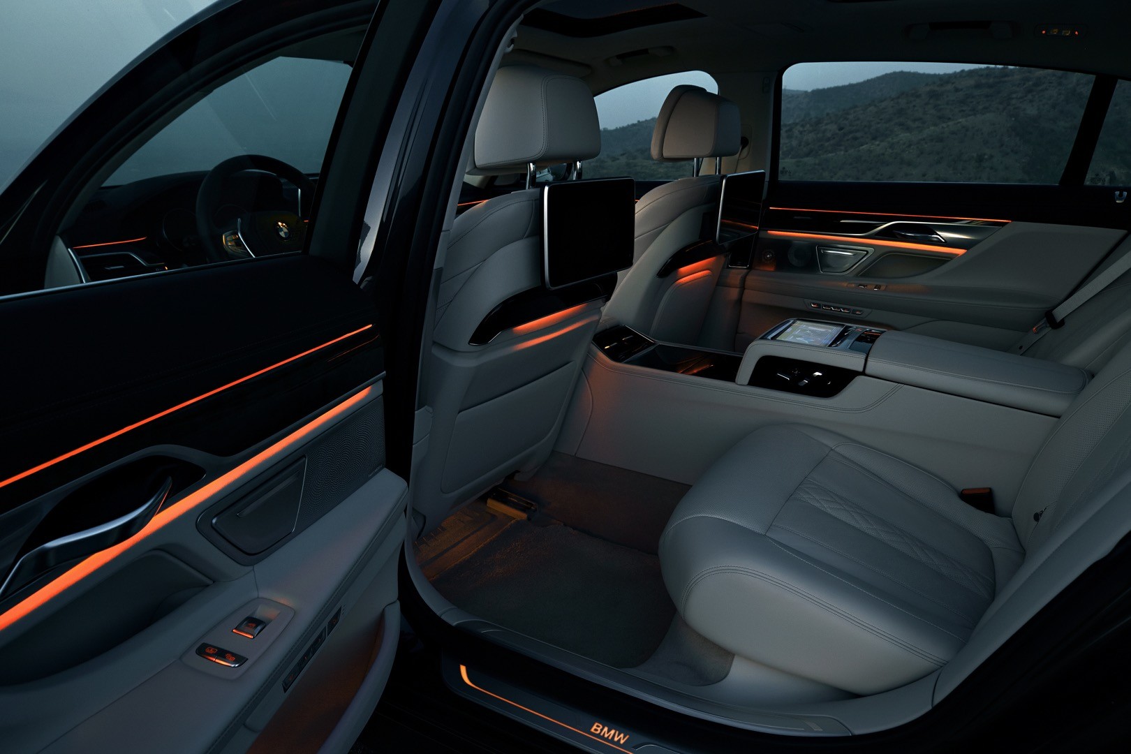 2016-bmw-7-series-finally-officially-unveiled-the-good-stuffs-inside-photo-gallery_39