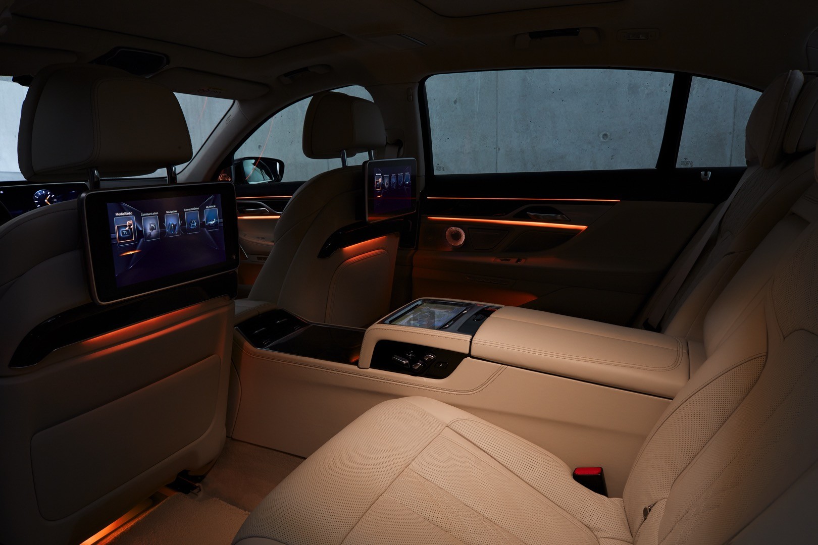 2016-bmw-7-series-finally-officially-unveiled-the-good-stuffs-inside-photo-gallery_40