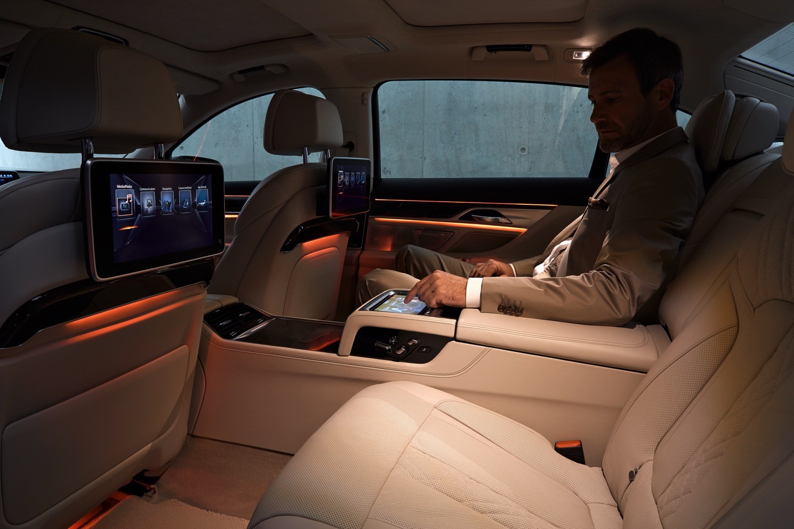 2016-bmw-7-series-finally-officially-unveiled-the-good-stuffs-inside-photo-gallery_41
