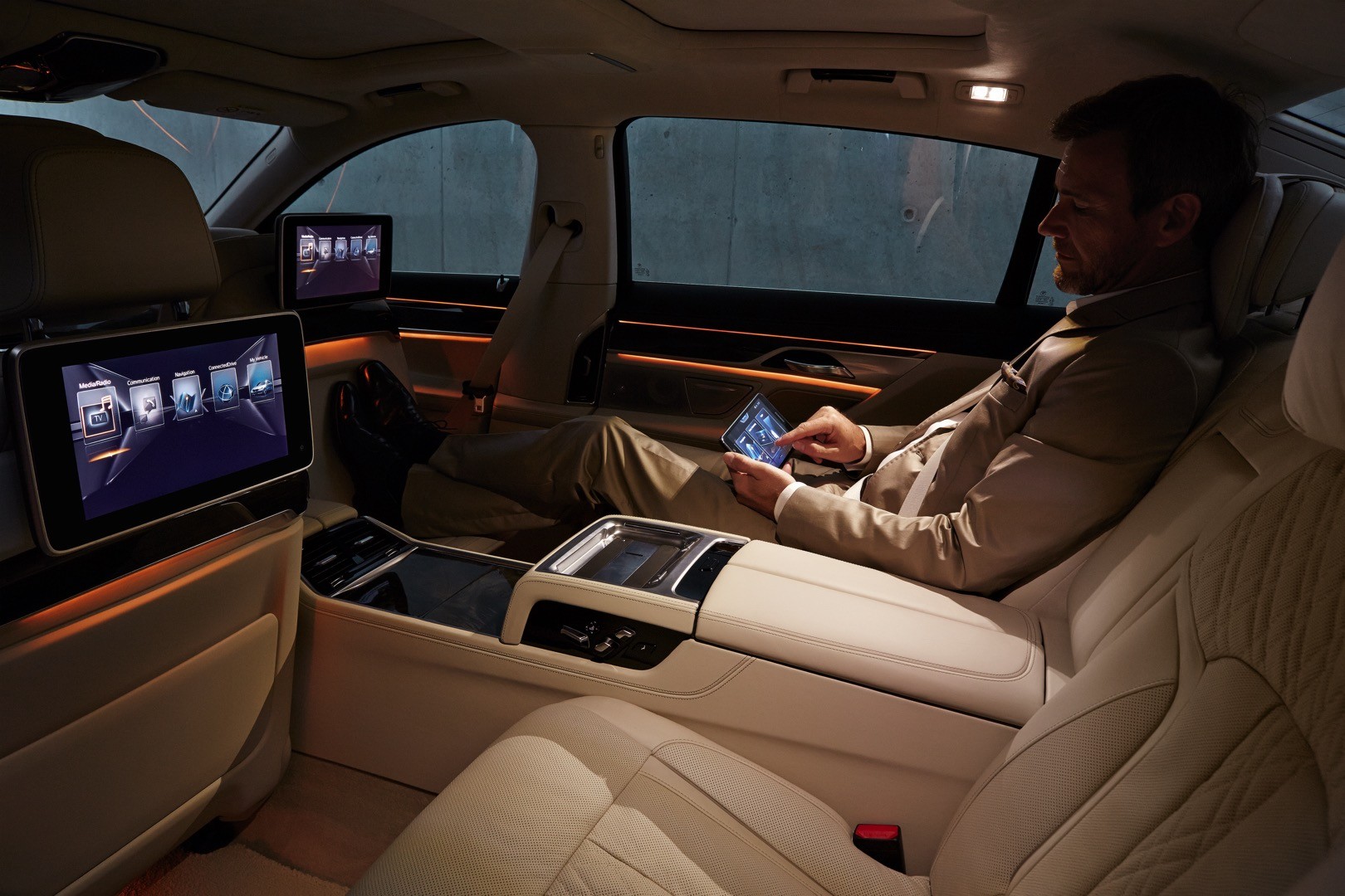 2016-bmw-7-series-finally-officially-unveiled-the-good-stuffs-inside-photo-gallery_42