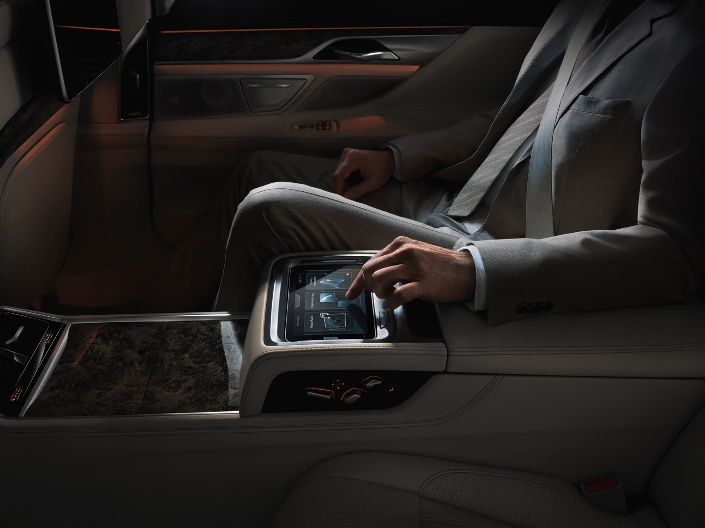 2016-bmw-7-series-finally-officially-unveiled-the-good-stuffs-inside-photo-gallery_90