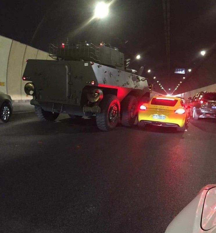 armored-vehicle-hits-porsche-cayman-in-bizarre-chinese-crash_1