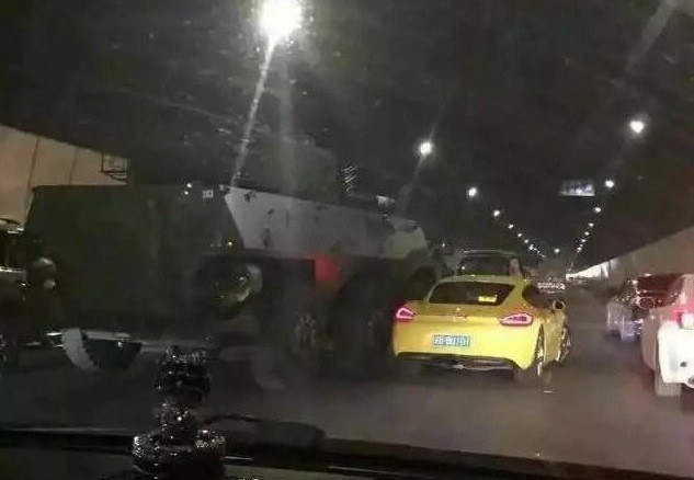 armored-vehicle-hits-porsche-cayman-in-bizarre-chinese-crash_4