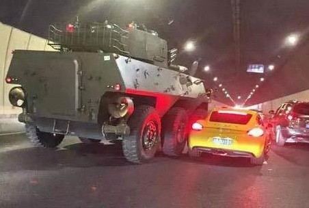 armored-vehicle-hits-porsche-cayman-in-bizarre-chinese-crash_5
