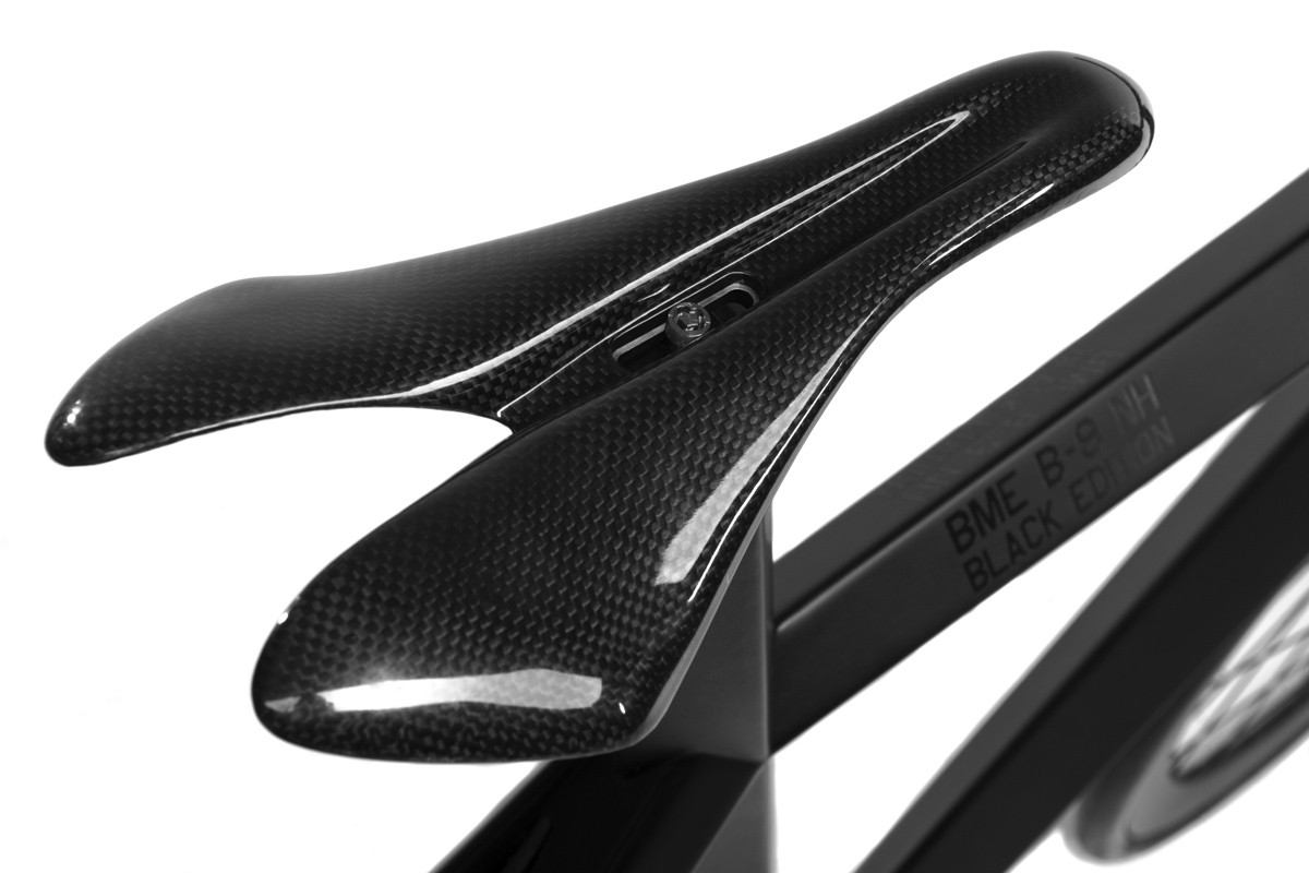 carbon-fiber-bicycle-is-inspired-by-the-famous-stealth-fighter-photo-gallery_11