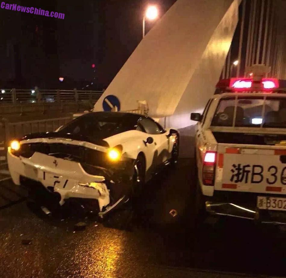 nissan-police-car-crashes-into-ferrari-458-in-china_1