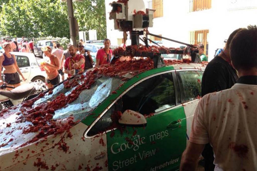 google-street-view-car-sees-the-dark-red-side-of-spanish-traditions_2