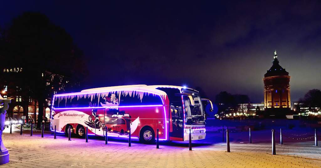mercedes-benz-can-t-wait-for-christmas-decorates-a-travego-coach-bus_1
